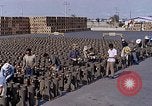 Standbild Thailändische Arbeiter Tag m 117 general purpose bomb Gehäuse U-Tapao Royal Thai Air Force Base Thailand, 1969, aus Sekunde 21 historischem Filmmaterial Videoclip 65675039071
