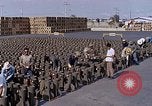 Standbild Thailändische Arbeiter Tag m 117 general purpose bomb Gehäuse U-Tapao Royal Thai Air Force Base Thailand, 1969, aus Sekunde 24 historischem Filmmaterial Videoclip 65675039071