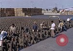 Standbild Thailändische Arbeiter Tag m 117 general purpose bomb Gehäuse U-Tapao Royal Thai Air Force Base Thailand, 1969, aus Sekunde 25 historischem Filmmaterial Videoclip 65675039071