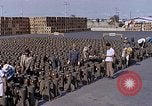 Standbild Thailändische Arbeiter Tag m 117 general purpose bomb Gehäuse U-Tapao Royal Thai Air Force Base Thailand, 1969, aus Sekunde 26 historischem Filmmaterial Videoclip 65675039071