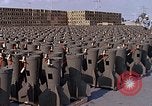 Standbild Thailändische Arbeiter Tag m 117 general purpose bomb Gehäuse U-Tapao Royal Thai Air Force Base Thailand, 1969, aus Sekunde 30 historischem Filmmaterial Videoclip 65675039071