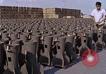 Standbild Thailändische Arbeiter Tag m 117 general purpose bomb Gehäuse U-Tapao Royal Thai Air Force Base Thailand, 1969, aus Sekunde 34 historischem Filmmaterial Videoclip 65675039071