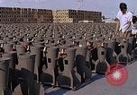 Standbild Thailändische Arbeiter Tag m 117 general purpose bomb Gehäuse U-Tapao Royal Thai Air Force Base Thailand, 1969, aus Sekunde 35 historischem Filmmaterial Videoclip 65675039071