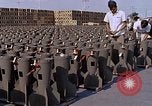 Standbild Thailändische Arbeiter Tag m 117 general purpose bomb Gehäuse U-Tapao Royal Thai Air Force Base Thailand, 1969, aus Sekunde 37 historischem Filmmaterial Videoclip 65675039071