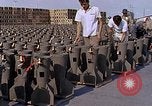 Standbild Thailändische Arbeiter Tag m 117 general purpose bomb Gehäuse U-Tapao Royal Thai Air Force Base Thailand, 1969, aus Sekunde 40 historischem Filmmaterial Videoclip 65675039071