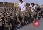 Standbild Thailändische Arbeiter Tag m 117 general purpose bomb Gehäuse U-Tapao Royal Thai Air Force Base Thailand, 1969, aus Sekunde 41 historischem Filmmaterial Videoclip 65675039071