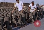 Standbild Thailändische Arbeiter Tag m 117 general purpose bomb Gehäuse U-Tapao Royal Thai Air Force Base Thailand, 1969, aus Sekunde 42 historischem Filmmaterial Videoclip 65675039071