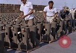 Standbild Thailändische Arbeiter Tag m 117 general purpose bomb Gehäuse U-Tapao Royal Thai Air Force Base Thailand, 1969, aus Sekunde 43 historischem Filmmaterial Videoclip 65675039071