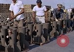 Standbild Thailändische Arbeiter Tag m 117 general purpose bomb Gehäuse U-Tapao Royal Thai Air Force Base Thailand, 1969, aus Sekunde 44 historischem Filmmaterial Videoclip 65675039071