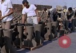 Standbild Thailändische Arbeiter Tag m 117 general purpose bomb Gehäuse U-Tapao Royal Thai Air Force Base Thailand, 1969, aus Sekunde 45 historischem Filmmaterial Videoclip 65675039071