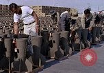 Standbild Thailändische Arbeiter Tag m 117 general purpose bomb Gehäuse U-Tapao Royal Thai Air Force Base Thailand, 1969, aus Sekunde 46 historischem Filmmaterial Videoclip 65675039071