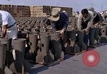 Standbild Thailändische Arbeiter Tag m 117 general purpose bomb Gehäuse U-Tapao Royal Thai Air Force Base Thailand, 1969, aus Sekunde 47 historischem Filmmaterial Videoclip 65675039071