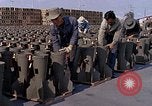 Standbild Thailändische Arbeiter Tag m 117 general purpose bomb Gehäuse U-Tapao Royal Thai Air Force Base Thailand, 1969, aus Sekunde 48 historischem Filmmaterial Videoclip 65675039071