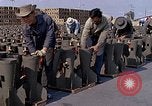Standbild Thailändische Arbeiter Tag m 117 general purpose bomb Gehäuse U-Tapao Royal Thai Air Force Base Thailand, 1969, aus Sekunde 49 historischem Filmmaterial Videoclip 65675039071