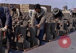 Standbild Thailändische Arbeiter Tag m 117 general purpose bomb Gehäuse U-Tapao Royal Thai Air Force Base Thailand, 1969, aus Sekunde 50 historischem Filmmaterial Videoclip 65675039071