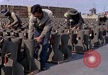 Standbild Thailändische Arbeiter Tag m 117 general purpose bomb Gehäuse U-Tapao Royal Thai Air Force Base Thailand, 1969, aus Sekunde 51 historischem Filmmaterial Videoclip 65675039071