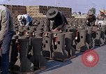 Standbild Thailändische Arbeiter Tag m 117 general purpose bomb Gehäuse U-Tapao Royal Thai Air Force Base Thailand, 1969, aus Sekunde 53 historischem Filmmaterial Videoclip 65675039071