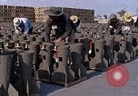 Standbild Thailändische Arbeiter Tag m 117 general purpose bomb Gehäuse U-Tapao Royal Thai Air Force Base Thailand, 1969, aus Sekunde 54 historischem Filmmaterial Videoclip 65675039071