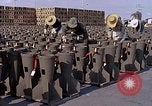Standbild Thailändische Arbeiter Tag m 117 general purpose bomb Gehäuse U-Tapao Royal Thai Air Force Base Thailand, 1969, aus Sekunde 58 historischem Filmmaterial Videoclip 65675039071