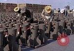Standbild Thailändische Arbeiter Tag m 117 general purpose bomb Gehäuse U-Tapao Royal Thai Air Force Base Thailand, 1969, aus Sekunde 60 historischem Filmmaterial Videoclip 65675039071