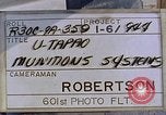 Standbild Munition handler Sicherungen einbauen in M 117 Allgemeine Bomben U-Tapao Royal Thai Air Force Base Thailand, 1969, aus Sekunde 3 historischem Filmmaterial Videoclip 65675039072