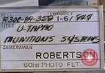 Standbild Munition handler Sicherungen einbauen in M 117 Allgemeine Bomben U-Tapao Royal Thai Air Force Base Thailand, 1969, aus Sekunde 4 historischem Filmmaterial Videoclip 65675039072