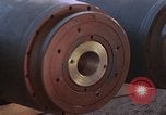 Standbild Munition handler Sicherungen einbauen in M 117 Allgemeine Bomben U-Tapao Royal Thai Air Force Base Thailand, 1969, aus Sekunde 7 historischem Filmmaterial Videoclip 65675039072