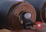 Standbild Munition handler Sicherungen einbauen in M 117 Allgemeine Bomben U-Tapao Royal Thai Air Force Base Thailand, 1969, aus Sekunde 8 historischem Filmmaterial Videoclip 65675039072