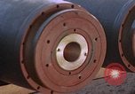 Standbild Munition handler Sicherungen einbauen in M 117 Allgemeine Bomben U-Tapao Royal Thai Air Force Base Thailand, 1969, aus Sekunde 9 historischem Filmmaterial Videoclip 65675039072