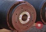 Standbild Munition handler Sicherungen einbauen in M 117 Allgemeine Bomben U-Tapao Royal Thai Air Force Base Thailand, 1969, aus Sekunde 10 historischem Filmmaterial Videoclip 65675039072
