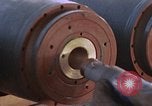 Standbild Munition handler Sicherungen einbauen in M 117 Allgemeine Bomben U-Tapao Royal Thai Air Force Base Thailand, 1969, aus Sekunde 11 historischem Filmmaterial Videoclip 65675039072
