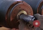 Standbild Munition handler Sicherungen einbauen in M 117 Allgemeine Bomben U-Tapao Royal Thai Air Force Base Thailand, 1969, aus Sekunde 12 historischem Filmmaterial Videoclip 65675039072