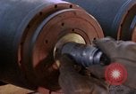Standbild Munition handler Sicherungen einbauen in M 117 Allgemeine Bomben U-Tapao Royal Thai Air Force Base Thailand, 1969, aus Sekunde 13 historischem Filmmaterial Videoclip 65675039072