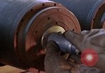 Standbild Munition handler Sicherungen einbauen in M 117 Allgemeine Bomben U-Tapao Royal Thai Air Force Base Thailand, 1969, aus Sekunde 14 historischem Filmmaterial Videoclip 65675039072