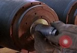 Standbild Munition handler Sicherungen einbauen in M 117 Allgemeine Bomben U-Tapao Royal Thai Air Force Base Thailand, 1969, aus Sekunde 15 historischem Filmmaterial Videoclip 65675039072