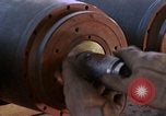 Standbild Munition handler Sicherungen einbauen in M 117 Allgemeine Bomben U-Tapao Royal Thai Air Force Base Thailand, 1969, aus Sekunde 16 historischem Filmmaterial Videoclip 65675039072