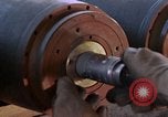 Standbild Munition handler Sicherungen einbauen in M 117 Allgemeine Bomben U-Tapao Royal Thai Air Force Base Thailand, 1969, aus Sekunde 17 historischem Filmmaterial Videoclip 65675039072