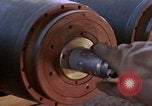 Standbild Munition handler Sicherungen einbauen in M 117 Allgemeine Bomben U-Tapao Royal Thai Air Force Base Thailand, 1969, aus Sekunde 18 historischem Filmmaterial Videoclip 65675039072
