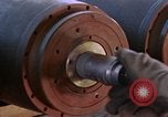 Standbild Munition handler Sicherungen einbauen in M 117 Allgemeine Bomben U-Tapao Royal Thai Air Force Base Thailand, 1969, aus Sekunde 19 historischem Filmmaterial Videoclip 65675039072