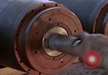 Standbild Munition handler Sicherungen einbauen in M 117 Allgemeine Bomben U-Tapao Royal Thai Air Force Base Thailand, 1969, aus Sekunde 20 historischem Filmmaterial Videoclip 65675039072