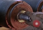 Standbild Munition handler Sicherungen einbauen in M 117 Allgemeine Bomben U-Tapao Royal Thai Air Force Base Thailand, 1969, aus Sekunde 21 historischem Filmmaterial Videoclip 65675039072