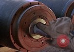 Standbild Munition handler Sicherungen einbauen in M 117 Allgemeine Bomben U-Tapao Royal Thai Air Force Base Thailand, 1969, aus Sekunde 22 historischem Filmmaterial Videoclip 65675039072
