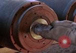 Standbild Munition handler Sicherungen einbauen in M 117 Allgemeine Bomben U-Tapao Royal Thai Air Force Base Thailand, 1969, aus Sekunde 23 historischem Filmmaterial Videoclip 65675039072