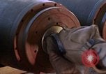 Standbild Munition handler Sicherungen einbauen in M 117 Allgemeine Bomben U-Tapao Royal Thai Air Force Base Thailand, 1969, aus Sekunde 24 historischem Filmmaterial Videoclip 65675039072