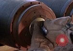 Standbild Munition handler Sicherungen einbauen in M 117 Allgemeine Bomben U-Tapao Royal Thai Air Force Base Thailand, 1969, aus Sekunde 25 historischem Filmmaterial Videoclip 65675039072
