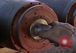 Standbild Munition handler Sicherungen einbauen in M 117 Allgemeine Bomben U-Tapao Royal Thai Air Force Base Thailand, 1969, aus Sekunde 26 historischem Filmmaterial Videoclip 65675039072