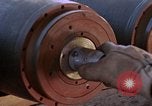 Standbild Munition handler Sicherungen einbauen in M 117 Allgemeine Bomben U-Tapao Royal Thai Air Force Base Thailand, 1969, aus Sekunde 27 historischem Filmmaterial Videoclip 65675039072