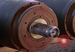 Standbild Munition handler Sicherungen einbauen in M 117 Allgemeine Bomben U-Tapao Royal Thai Air Force Base Thailand, 1969, aus Sekunde 28 historischem Filmmaterial Videoclip 65675039072