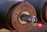 Standbild Munition handler Sicherungen einbauen in M 117 Allgemeine Bomben U-Tapao Royal Thai Air Force Base Thailand, 1969, aus Sekunde 29 historischem Filmmaterial Videoclip 65675039072