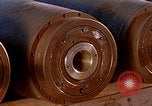 Standbild Munition handler Sicherungen einbauen in M 117 Allgemeine Bomben U-Tapao Royal Thai Air Force Base Thailand, 1969, aus Sekunde 30 historischem Filmmaterial Videoclip 65675039072